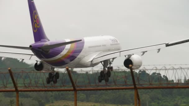 Thai Airways aterrizaje en cámara lenta — Vídeos de Stock