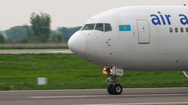 Air Astana Airbus 320 taxning efter landning — Stockvideo