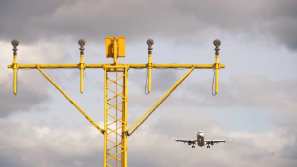 Letadlo přistává na šedém pozadí oblohy — Stock video