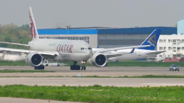 Qatar Carga Boeing 777 — Vídeo de Stock