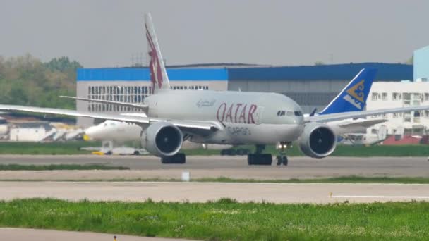 Qatar Cargo Boeing 777 — Stockvideo
