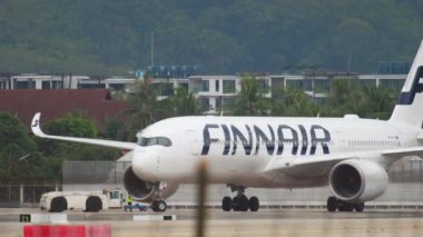Finnair uçağı römorkörü çekiyor.