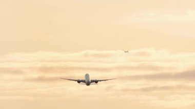 Uçak şafakta havalanıyor.