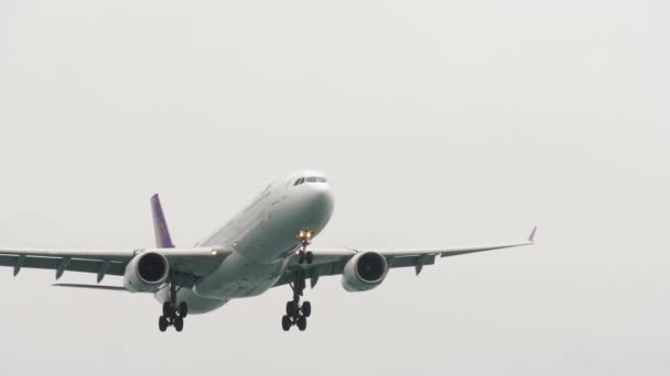 Thai Airways повільно летить над головою, зблизька — стокове відео
