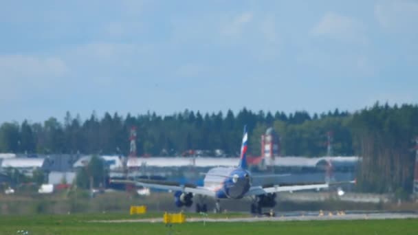 L'avion circule le long de la piste après l'atterrissage — Video