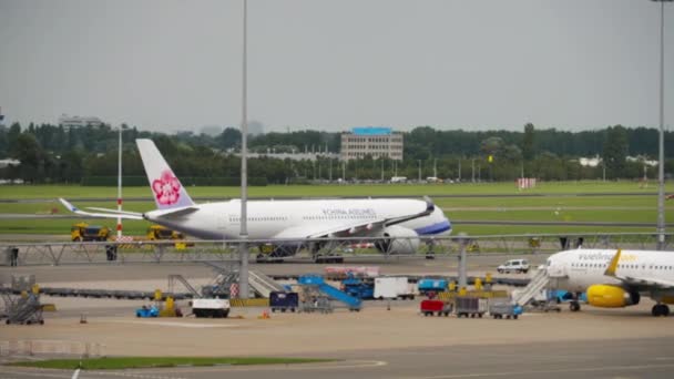 China Airlines Airbus A350 taxning — Stockvideo