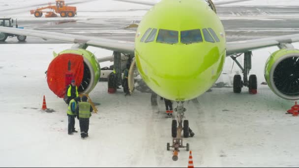 Вид з вікна терміналу на Airbus S7 — стокове відео