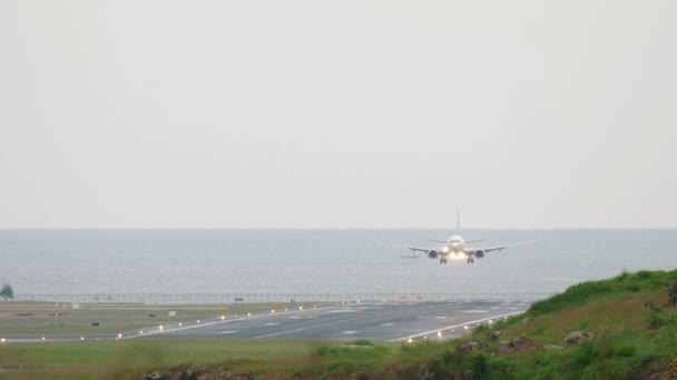 海を背景にした飛行機の着陸 — ストック動画