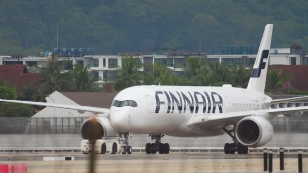 Finlandiya 'nın ulusal havayolu şirketi Finnair' dir. — Stok video