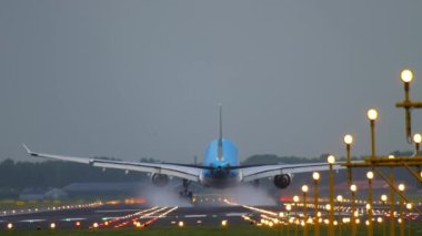 Yolcu uçağı sabah erkenden geldi.