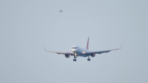 Royal Flight aterrizando en Phuket — Vídeos de Stock