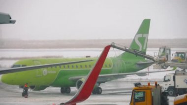 Uçak kalkıştan önce donar.