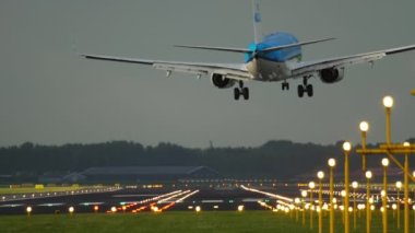 Uçak iniş takımları piste iniyor.