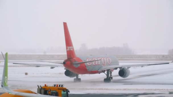 Zimní letiště nákladní letadlo — Stock video