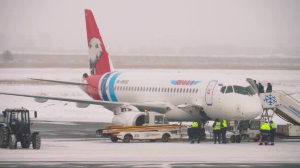 Επιβίβαση επιβατών της Yamal Airlines — Αρχείο Βίντεο