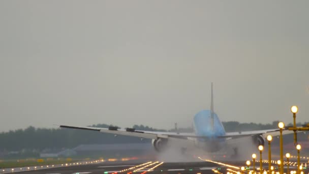 Landing gear hitting runway — Stock Video