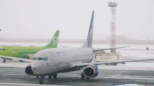 Аерофлот прибув і рушить до терміналу — стокове відео