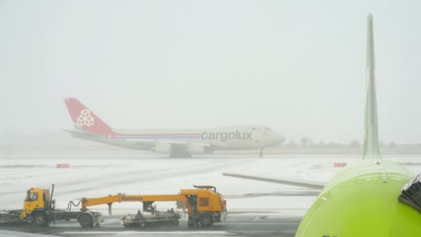 Aviões no aeroporto no inverno — Vídeo de Stock