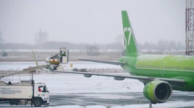 Uçak kanatları kalkıştan önce antifrizle çözünüyor.