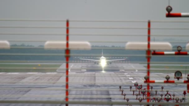 Het vliegtuig vertrekt op de ochtendvlucht — Stockvideo