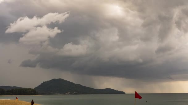 时间流逝的暴风雨云掠过海面 — 图库视频影像