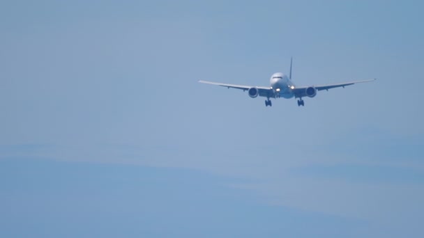 Avión desciende para aterrizar — Vídeos de Stock