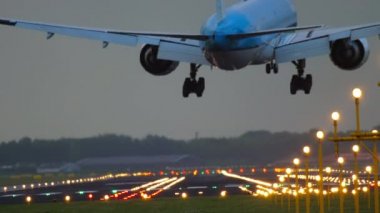 Uçak yakın planda iniyor.