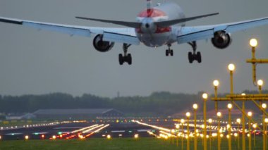 Amerikan Havayolları iniyor