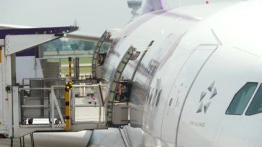 Uçakta yemekli kargo yükleniyor.