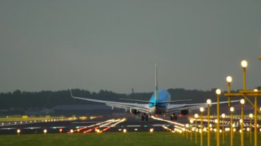 İniş takımlarından dumanlar yükseliyor.