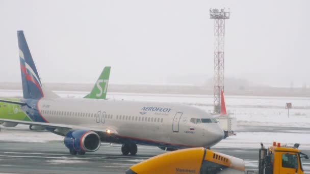 波音公司的飞机抵达冬季城市诺沃西别尔斯克 — 图库视频影像