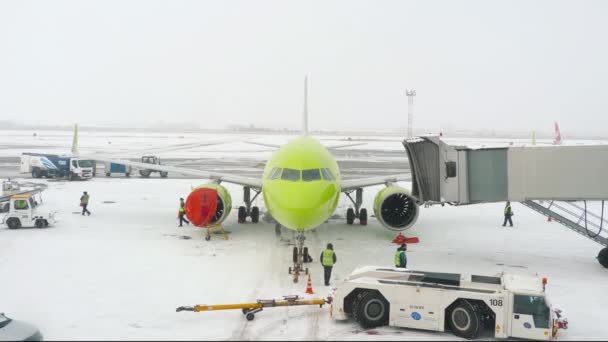 L'avion est entretenu avant le départ — Video