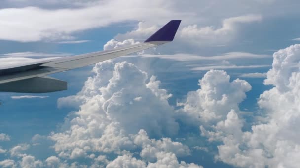 Вид на белые облака из окна самолета — стоковое видео
