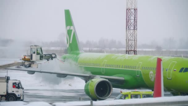 Antihielo de las aeronaves antes de la salida — Vídeo de stock