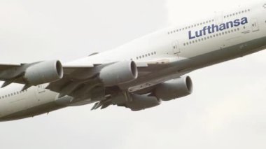 Boeing 747 Lufthansa havalanıyor.