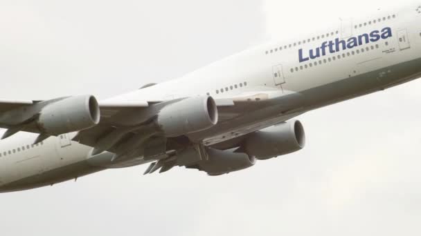 Boeing 747 Lufthansa havalanıyor. — Stok video