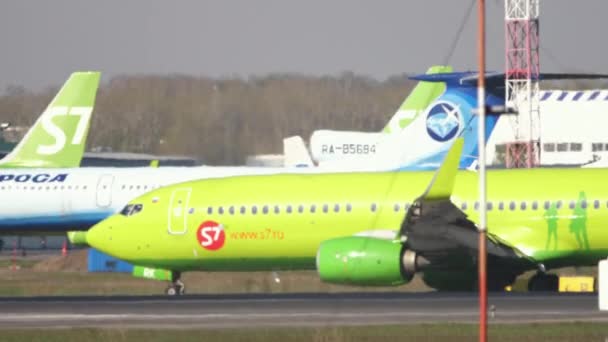 Passagerare Boeing 737 av S7-flygbolagen — Stockvideo