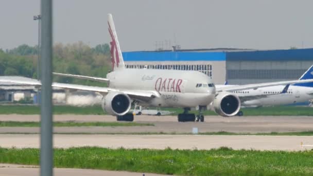 Cargo plane with running engine — Stock Video