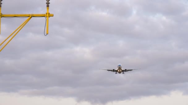Boeing 737 of ATRAN flies overhead — Stock Video