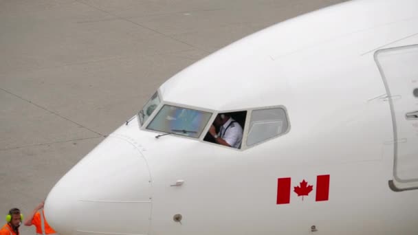 Passenger airliner preparing to take off, close-up — Stok video