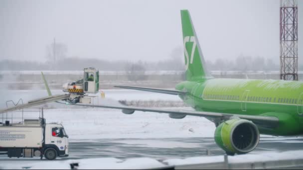 Machine sproeien anti-ijsvloeistof op de vleugel van het vliegtuig. — Stockvideo