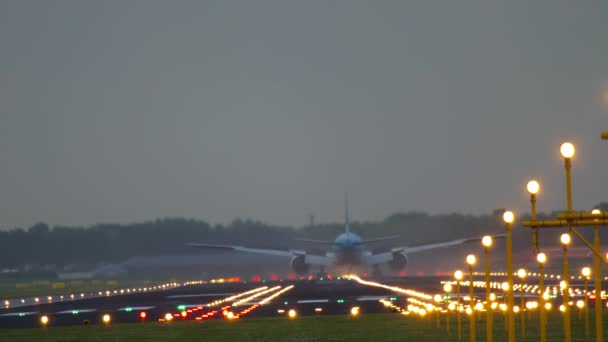 Wczesne loty samolotów na lotnisku Schiphol — Wideo stockowe