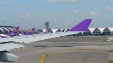 Uçak uçuyor, pencereden bakıyor.