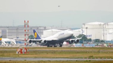 Boeing 747 Lufthansa kalkıyor.