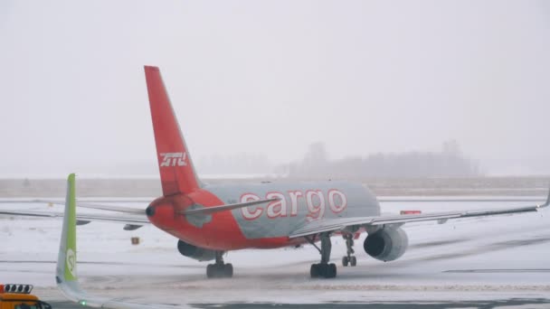 Teherszállító repülőgép gurulás télen — Stock videók