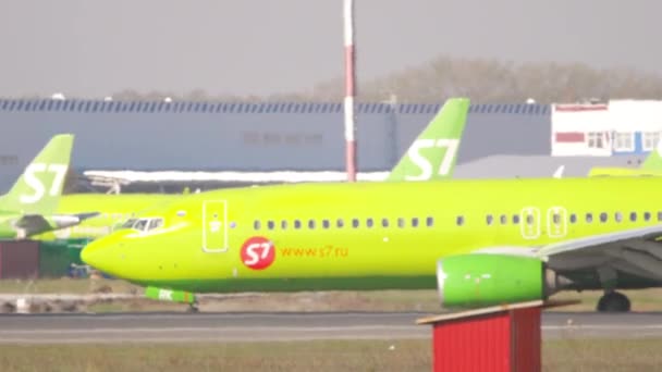 Taxiing of S7 Airlines Boeing after landing — Stock video