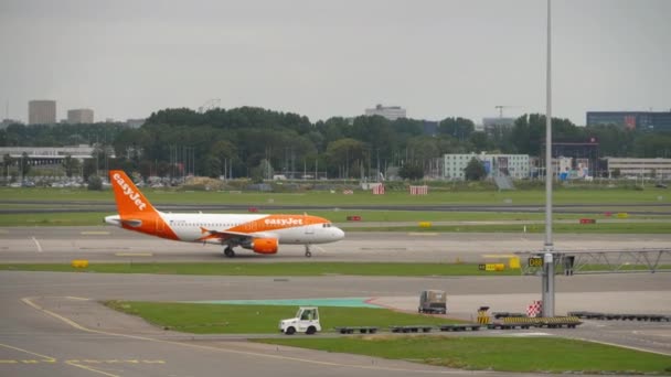 Verkehr am Amsterdam International Airport Schiphol. — Stockvideo