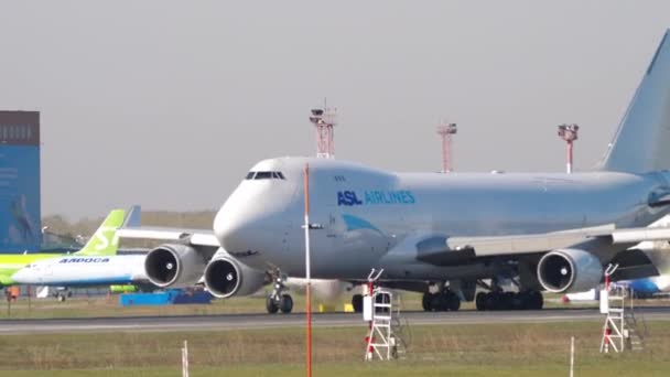 ASL Airlines en taxi a la pista — Vídeos de Stock