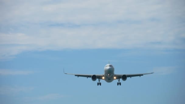 Avión sobrevuela a tierra — Vídeo de stock