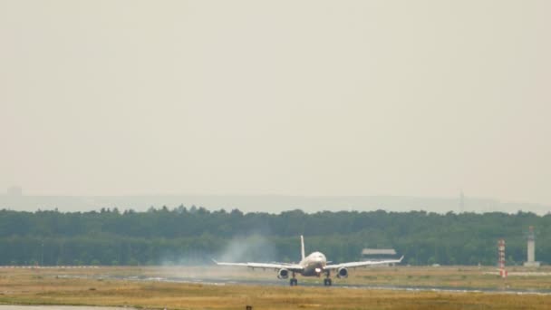 Yolcu uçağı havaalanına iniyor. — Stok video